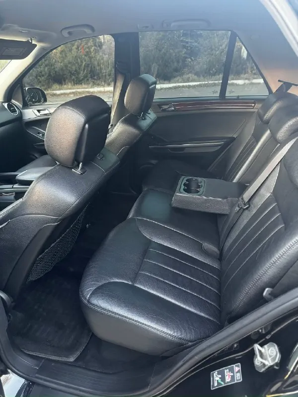 Продам mercedes-benz ml-350 год:2007г. в двигатель:3.5 бензин коробка:автомат пробег:260 родной без дтп без расчетов! стекла все родные, лобовое без трещин. автомобиль в отличном состоянии как внешне так и технически, по двигателю и коробке вопросов никаких, мотор не дымит не троит, масло не расходует(гильзован) коробка переключает отлично во всех режимах езды. по ходовой без нареканий ничего не брякает не стучит, пневма обслужена, не спускает не травит. по электронике работает каждая кнопка, климат работает, кондик холодит. салон в отличном состоянии видно на фото) комплектация: - 4 электростеклоподъемника - электрозеркала с подогревом - складывания зеркал - 2х зонный климат- электросиденья -под рулевые липестки - парктроники - датчики дождя света- мультируль - адаптивный ксенон- омыватель фар и тд. два комплекта ключей. резина зима новая !! осмотр макеевка цена 1.30 торг реальному покупателю номер для связи +79493148803 📞 звоните: +7(949)3148803 - фотография - 9