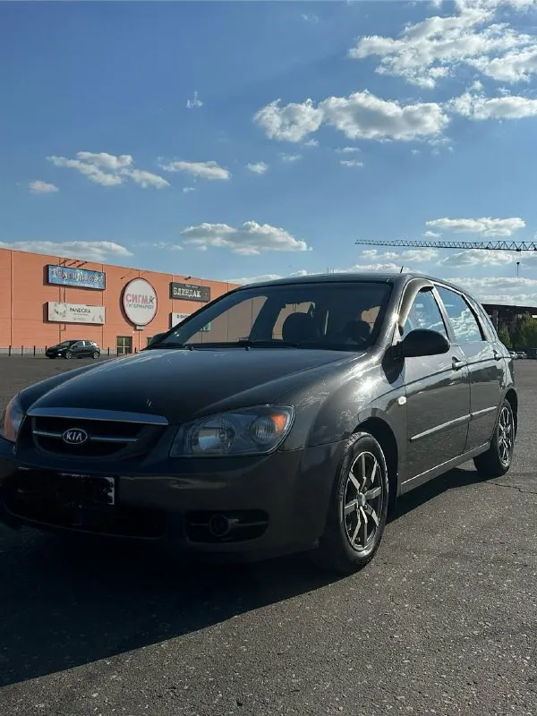 Продаю kia cerato 1 поколения, хетчбэк. ✅ год: 2005 ✅ пробег: 215.000 оригинальный ✅ двигатель: 1,6 ✅ лошадей: 105 ✅ привод: передний ✅ владелец: 4 ✅коробка : автомат ✅полностью зеленая автотека 🍀🍀🍀🍀 цена: 695.000 проверки автомобиля на сто приветствуются, торг уместен возле капота. в родном окрасе. !!без дтп!!! замена масла каждые 6000 километров. масло не ест, не дымит, акпп не пинается. комплектация: сигнализация star-line с автозапуском. кондиционер (полностью обслужен и заправлен) подогрев передних сидений подогрев заднего стекла передние стеклоподъёмники электропривод зеркал штатная аудиосистема (к магнитоле подсоединены силовые провода от сабвуфера, можно установить при желании) есть небольшие нюансы по кузову. 🎁в подарок комплект чехлов на все сидения, летняя резина новая pirelli. донецк +79494286403 виталий. - фотография - 1