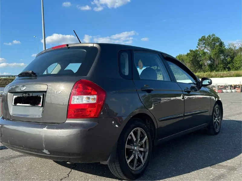 Продаю kia cerato 1 поколения, хетчбэк. ✅ год: 2005 ✅ пробег: 215.000 оригинальный ✅ двигатель: 1,6 ✅ лошадей: 105 ✅ привод: передний ✅ владелец: 4 ✅коробка : автомат ✅полностью зеленая автотека 🍀🍀🍀🍀 цена: 695.000 проверки автомобиля на сто приветствуются, торг уместен возле капота. в родном окрасе. !!без дтп!!! замена масла каждые 6000 километров. масло не ест, не дымит, акпп не пинается. комплектация: сигнализация star-line с автозапуском. кондиционер (полностью обслужен и заправлен) подогрев передних сидений подогрев заднего стекла передние стеклоподъёмники электропривод зеркал штатная аудиосистема (к магнитоле подсоединены силовые провода от сабвуфера, можно установить при желании) есть небольшие нюансы по кузову. 🎁в подарок комплект чехлов на все сидения, летняя резина новая pirelli. донецк +79494286403 виталий. - фотография - 2