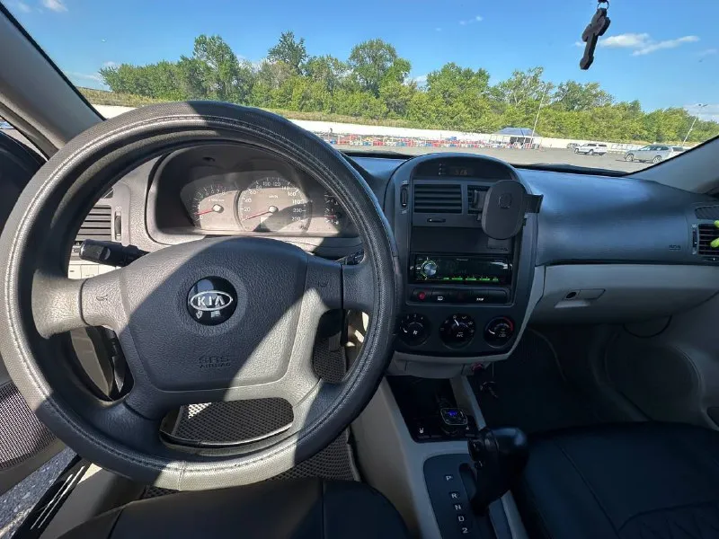 Продаю kia cerato 1 поколения, хетчбэк. ✅ год: 2005 ✅ пробег: 215.000 оригинальный ✅ двигатель: 1,6 ✅ лошадей: 105 ✅ привод: передний ✅ владелец: 4 ✅коробка : автомат ✅полностью зеленая автотека 🍀🍀🍀🍀 цена: 695.000 проверки автомобиля на сто приветствуются, торг уместен возле капота. в родном окрасе. !!без дтп!!! замена масла каждые 6000 километров. масло не ест, не дымит, акпп не пинается. комплектация: сигнализация star-line с автозапуском. кондиционер (полностью обслужен и заправлен) подогрев передних сидений подогрев заднего стекла передние стеклоподъёмники электропривод зеркал штатная аудиосистема (к магнитоле подсоединены силовые провода от сабвуфера, можно установить при желании) есть небольшие нюансы по кузову. 🎁в подарок комплект чехлов на все сидения, летняя резина новая pirelli. донецк +79494286403 виталий. - фотография - 3