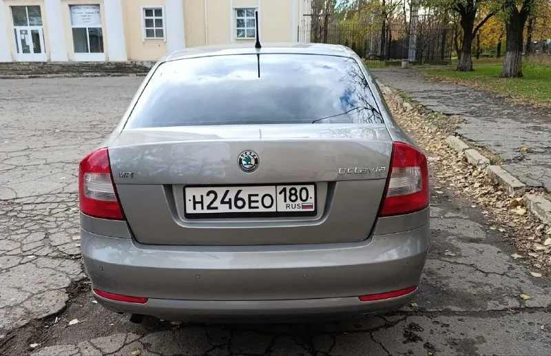 Skoda октавия а5, 2010 год, лифтбек, от хозяина, в хорошем техническом состоянии, абсолютно все работает, каждая кнопка, бережная эксплуатация. мотор 1.6, механическая коробка передач. комплектация: все стеклоподъёмники, климат, круиз- контроль, датчики, света и дождя, подогрев сидений, задний парктроник. все вопросы и подробности по телефону. все покажу и расскажу, знаю по машине все. вложений не требует, сел и катайся. любой вид оформления. хочу 780к, торг никто не отменял. осмотр в донецке, буденновский район. +7949 3736296, +7949 5278193 📞 звоните: +7(949)3736296 - фотография - 3