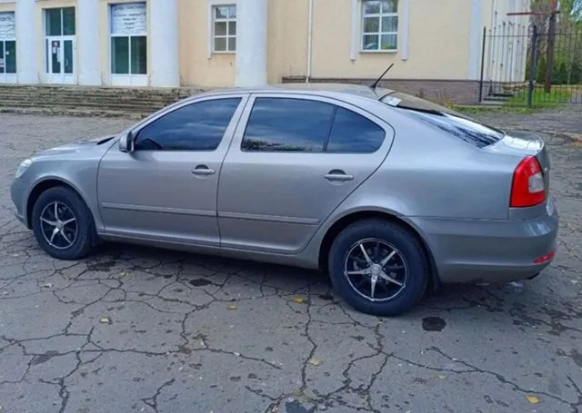 Skoda октавия а5, 2010 год, лифтбек, от хозяина, в хорошем техническом состоянии, абсолютно все работает, каждая кнопка, бережная эксплуатация. мотор 1.6, механическая коробка передач. комплектация: все стеклоподъёмники, климат, круиз- контроль, датчики, света и дождя, подогрев сидений, задний парктроник. все вопросы и подробности по телефону. все покажу и расскажу, знаю по машине все. вложений не требует, сел и катайся. любой вид оформления. хочу 780к, торг никто не отменял. осмотр в донецке, буденновский район. +7949 3736296, +7949 5278193 📞 звоните: +7(949)3736296 - фотография - 4