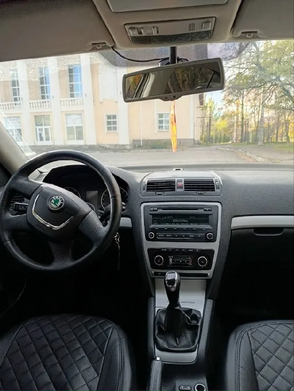 Skoda октавия а5, 2010 год, лифтбек, от хозяина, в хорошем техническом состоянии, абсолютно все работает, каждая кнопка, бережная эксплуатация. мотор 1.6, механическая коробка передач. комплектация: все стеклоподъёмники, климат, круиз- контроль, датчики, света и дождя, подогрев сидений, задний парктроник. все вопросы и подробности по телефону. все покажу и расскажу, знаю по машине все. вложений не требует, сел и катайся. любой вид оформления. хочу 780к, торг никто не отменял. осмотр в донецке, буденновский район. +7949 3736296, +7949 5278193 📞 звоните: +7(949)3736296 - фотография - 5