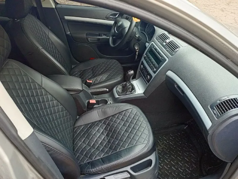 Skoda октавия а5, 2010 год, лифтбек, от хозяина, в хорошем техническом состоянии, абсолютно все работает, каждая кнопка, бережная эксплуатация. мотор 1.6, механическая коробка передач. комплектация: все стеклоподъёмники, климат, круиз- контроль, датчики, света и дождя, подогрев сидений, задний парктроник. все вопросы и подробности по телефону. все покажу и расскажу, знаю по машине все. вложений не требует, сел и катайся. любой вид оформления. хочу 780к, торг никто не отменял. осмотр в донецке, буденновский район. +7949 3736296, +7949 5278193 📞 звоните: +7(949)3736296 - фотография - 6