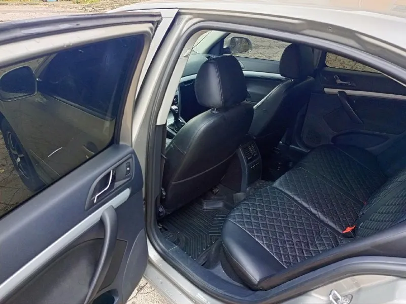 Skoda октавия а5, 2010 год, лифтбек, от хозяина, в хорошем техническом состоянии, абсолютно все работает, каждая кнопка, бережная эксплуатация. мотор 1.6, механическая коробка передач. комплектация: все стеклоподъёмники, климат, круиз- контроль, датчики, света и дождя, подогрев сидений, задний парктроник. все вопросы и подробности по телефону. все покажу и расскажу, знаю по машине все. вложений не требует, сел и катайся. любой вид оформления. хочу 780к, торг никто не отменял. осмотр в донецке, буденновский район. +7949 3736296, +7949 5278193 📞 звоните: +7(949)3736296 - фотография - 7