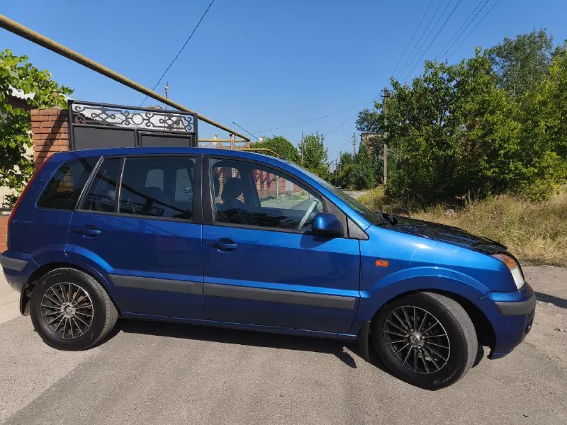 Продам ford фьюжн 2007 г. в. 1.4 v 16 185 тыс. авто в отличном состоянии, в родном окрасе. кондиционер, чистый ухоженный салон, сигнализация, центральный замок, стеклоподъёмники, электрозеркала, титановые диски. машина в цена 590 тыс. +79497336557 📲 tg: анастасия 📞 звоните: +7(949)7336557 - фотография - 3