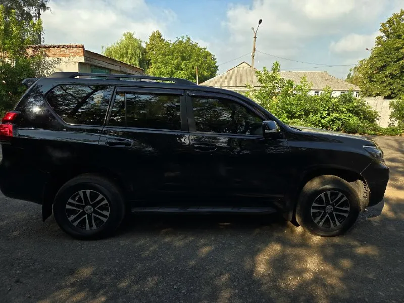 Продам: toyota land cruiser 150 двигатель: 4.0 бензин цена: 6🍋 пробег: 97800 год выпуска: 2019 год город: енакиево номер: +79493908164 автомобиль в хорошем состояние, не бит не крашен, очень надежная, семейная и практичная машина. без подводных камней. отличная комплектация: 2х зонный климат холодит, подогревы, мультируль, установлена хорошая магнитола, электро зеркала, хорошая аудио система, камера заднего вида, датчики дождя и света, 2 комплекта дисков с резиной, наполовину океана в бронепленку, 1 хозяин, обесшумлена в круг, сигнализация с автозапуском, доводчики дверей ! работает в автомобиле всё. птс оригинал, два ключа, масло не расходует, коробка идеальная, двигатель без нареканий, ходовая отличная на остальные вопросы готов ответить по телефону. 📞 звоните: +7(949)3908164 - фотография - 4