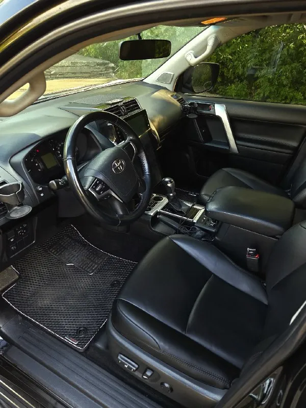 Продам: toyota land cruiser 150 двигатель: 4.0 бензин цена: 6🍋 пробег: 97800 год выпуска: 2019 год город: енакиево номер: +79493908164 автомобиль в хорошем состояние, не бит не крашен, очень надежная, семейная и практичная машина. без подводных камней. отличная комплектация: 2х зонный климат холодит, подогревы, мультируль, установлена хорошая магнитола, электро зеркала, хорошая аудио система, камера заднего вида, датчики дождя и света, 2 комплекта дисков с резиной, наполовину океана в бронепленку, 1 хозяин, обесшумлена в круг, сигнализация с автозапуском, доводчики дверей ! работает в автомобиле всё. птс оригинал, два ключа, масло не расходует, коробка идеальная, двигатель без нареканий, ходовая отличная на остальные вопросы готов ответить по телефону. 📞 звоните: +7(949)3908164 - фотография - 5