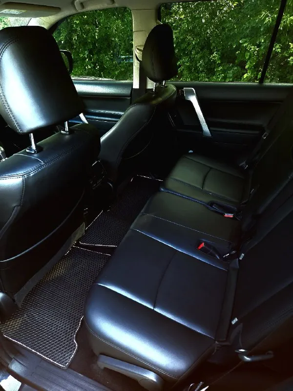 Продам: toyota land cruiser 150 двигатель: 4.0 бензин цена: 6🍋 пробег: 97800 год выпуска: 2019 год город: енакиево номер: +79493908164 автомобиль в хорошем состояние, не бит не крашен, очень надежная, семейная и практичная машина. без подводных камней. отличная комплектация: 2х зонный климат холодит, подогревы, мультируль, установлена хорошая магнитола, электро зеркала, хорошая аудио система, камера заднего вида, датчики дождя и света, 2 комплекта дисков с резиной, наполовину океана в бронепленку, 1 хозяин, обесшумлена в круг, сигнализация с автозапуском, доводчики дверей ! работает в автомобиле всё. птс оригинал, два ключа, масло не расходует, коробка идеальная, двигатель без нареканий, ходовая отличная на остальные вопросы готов ответить по телефону. 📞 звоните: +7(949)3908164 - фотография - 6