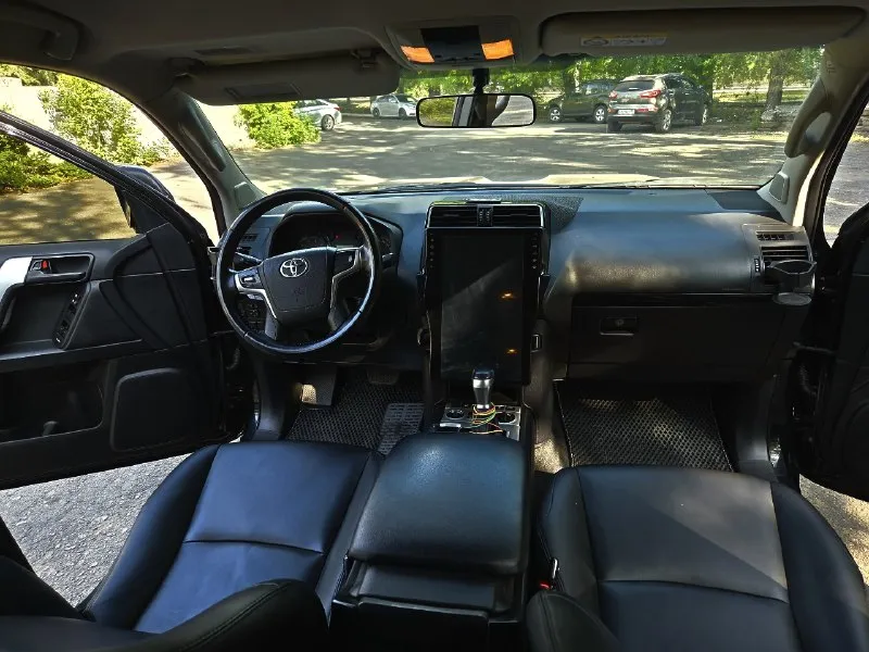 Продам: toyota land cruiser 150 двигатель: 4.0 бензин цена: 6🍋 пробег: 97800 год выпуска: 2019 год город: енакиево номер: +79493908164 автомобиль в хорошем состояние, не бит не крашен, очень надежная, семейная и практичная машина. без подводных камней. отличная комплектация: 2х зонный климат холодит, подогревы, мультируль, установлена хорошая магнитола, электро зеркала, хорошая аудио система, камера заднего вида, датчики дождя и света, 2 комплекта дисков с резиной, наполовину океана в бронепленку, 1 хозяин, обесшумлена в круг, сигнализация с автозапуском, доводчики дверей ! работает в автомобиле всё. птс оригинал, два ключа, масло не расходует, коробка идеальная, двигатель без нареканий, ходовая отличная на остальные вопросы готов ответить по телефону. 📞 звоните: +7(949)3908164 - фотография - 7