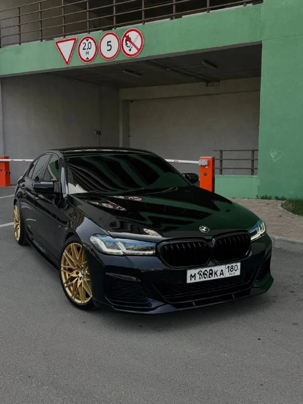 Bmw g30 540 xdrive 🚘 11 месяц 2017 года. привод: полный двигатель: 3.0 b58 st2 500 л. с (кому не нужно, можно отшить в сток) самый надежный мотор b58 + доработан, на кованых поршнях, потенциал мотора 750 л. с в комплекте 2 ключа, основной ключ с экраном. фары, крылья, капот, стойки, часть крыши, ниша под ручками в броне пленке. машина вся в керамике! автомобиль весь в заводском окрасе, за исключение одного крыла, была притертость, бьется до 200 микр ✅комплектация m-sport pro: музыка bowers wlikins, доводчики дверей, старт-стоп, проекция, бесключевой доступ на всех дверях, возможность открытия/закрытия багажника с кнопки, а также система hands-free(ногой), android auto, apple carplay, комфортные сидения с подогревом и вентиляцией, а так же множеством регулировок, черный потолок, руль в алькантаре и многое др. ✅на автомобиле установлен полный м-пакет и заводские м-тормоза, спортивная выхлопная система atm с возможностью регулирования с пульта (тише/громче) установлены откид 📞 звоните: +7(949)4265700 - фотография - 2