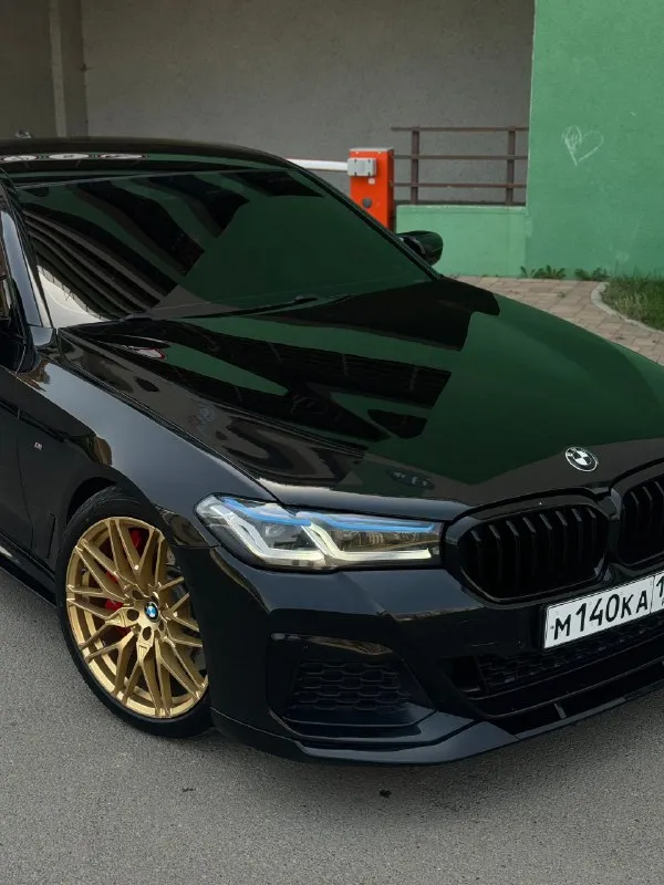 Bmw g30 540 xdrive 🚘 11 месяц 2017 года. привод: полный двигатель: 3.0 b58 st2 500 л. с (кому не нужно, можно отшить в сток) самый надежный мотор b58 + доработан, на кованых поршнях, потенциал мотора 750 л. с в комплекте 2 ключа, основной ключ с экраном. фары, крылья, капот, стойки, часть крыши, ниша под ручками в броне пленке. машина вся в керамике! автомобиль весь в заводском окрасе, за исключение одного крыла, была притертость, бьется до 200 микр ✅комплектация m-sport pro: музыка bowers wlikins, доводчики дверей, старт-стоп, проекция, бесключевой доступ на всех дверях, возможность открытия/закрытия багажника с кнопки, а также система hands-free(ногой), android auto, apple carplay, комфортные сидения с подогревом и вентиляцией, а так же множеством регулировок, черный потолок, руль в алькантаре и многое др. ✅на автомобиле установлен полный м-пакет и заводские м-тормоза, спортивная выхлопная система atm с возможностью регулирования с пульта (тише/громче) установлены откид 📞 звоните: +7(949)4265700 - фотография - 3