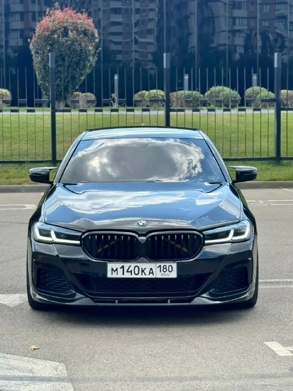 Bmw g30 540 xdrive 🚘 11 месяц 2017 года. привод: полный двигатель: 3.0 b58 st2 500 л. с (кому не нужно, можно отшить в сток) самый надежный мотор b58 + доработан, на кованых поршнях, потенциал мотора 750 л. с в комплекте 2 ключа, основной ключ с экраном. фары, крылья, капот, стойки, часть крыши, ниша под ручками в броне пленке. машина вся в керамике! автомобиль весь в заводском окрасе, за исключение одного крыла, была притертость, бьется до 200 микр ✅комплектация m-sport pro: музыка bowers wlikins, доводчики дверей, старт-стоп, проекция, бесключевой доступ на всех дверях, возможность открытия/закрытия багажника с кнопки, а также система hands-free(ногой), android auto, apple carplay, комфортные сидения с подогревом и вентиляцией, а так же множеством регулировок, черный потолок, руль в алькантаре и многое др. ✅на автомобиле установлен полный м-пакет и заводские м-тормоза, спортивная выхлопная система atm с возможностью регулирования с пульта (тише/громче) установлены откид 📞 звоните: +7(949)4265700 - фотография - 4