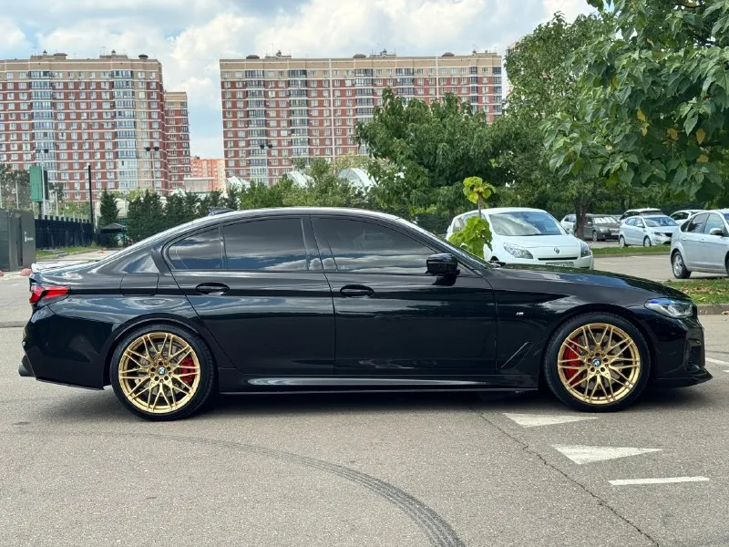 Bmw g30 540 xdrive 🚘 11 месяц 2017 года. привод: полный двигатель: 3.0 b58 st2 500 л. с (кому не нужно, можно отшить в сток) самый надежный мотор b58 + доработан, на кованых поршнях, потенциал мотора 750 л. с в комплекте 2 ключа, основной ключ с экраном. фары, крылья, капот, стойки, часть крыши, ниша под ручками в броне пленке. машина вся в керамике! автомобиль весь в заводском окрасе, за исключение одного крыла, была притертость, бьется до 200 микр ✅комплектация m-sport pro: музыка bowers wlikins, доводчики дверей, старт-стоп, проекция, бесключевой доступ на всех дверях, возможность открытия/закрытия багажника с кнопки, а также система hands-free(ногой), android auto, apple carplay, комфортные сидения с подогревом и вентиляцией, а так же множеством регулировок, черный потолок, руль в алькантаре и многое др. ✅на автомобиле установлен полный м-пакет и заводские м-тормоза, спортивная выхлопная система atm с возможностью регулирования с пульта (тише/громче) установлены откид 📞 звоните: +7(949)4265700 - фотография - 5