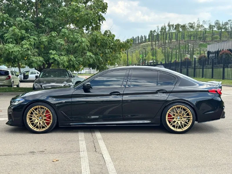 Bmw g30 540 xdrive 🚘 11 месяц 2017 года. привод: полный двигатель: 3.0 b58 st2 500 л. с (кому не нужно, можно отшить в сток) самый надежный мотор b58 + доработан, на кованых поршнях, потенциал мотора 750 л. с в комплекте 2 ключа, основной ключ с экраном. фары, крылья, капот, стойки, часть крыши, ниша под ручками в броне пленке. машина вся в керамике! автомобиль весь в заводском окрасе, за исключение одного крыла, была притертость, бьется до 200 микр ✅комплектация m-sport pro: музыка bowers wlikins, доводчики дверей, старт-стоп, проекция, бесключевой доступ на всех дверях, возможность открытия/закрытия багажника с кнопки, а также система hands-free(ногой), android auto, apple carplay, комфортные сидения с подогревом и вентиляцией, а так же множеством регулировок, черный потолок, руль в алькантаре и многое др. ✅на автомобиле установлен полный м-пакет и заводские м-тормоза, спортивная выхлопная система atm с возможностью регулирования с пульта (тише/громче) установлены откид 📞 звоните: +7(949)4265700 - фотография - 6