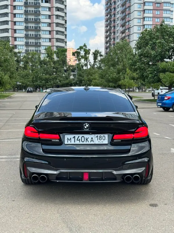 Bmw g30 540 xdrive 🚘 11 месяц 2017 года. привод: полный двигатель: 3.0 b58 st2 500 л. с (кому не нужно, можно отшить в сток) самый надежный мотор b58 + доработан, на кованых поршнях, потенциал мотора 750 л. с в комплекте 2 ключа, основной ключ с экраном. фары, крылья, капот, стойки, часть крыши, ниша под ручками в броне пленке. машина вся в керамике! автомобиль весь в заводском окрасе, за исключение одного крыла, была притертость, бьется до 200 микр ✅комплектация m-sport pro: музыка bowers wlikins, доводчики дверей, старт-стоп, проекция, бесключевой доступ на всех дверях, возможность открытия/закрытия багажника с кнопки, а также система hands-free(ногой), android auto, apple carplay, комфортные сидения с подогревом и вентиляцией, а так же множеством регулировок, черный потолок, руль в алькантаре и многое др. ✅на автомобиле установлен полный м-пакет и заводские м-тормоза, спортивная выхлопная система atm с возможностью регулирования с пульта (тише/громче) установлены откид 📞 звоните: +7(949)4265700 - фотография - 7