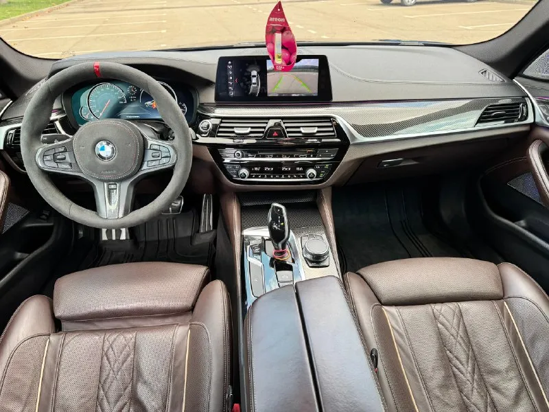 Bmw g30 540 xdrive 🚘 11 месяц 2017 года. привод: полный двигатель: 3.0 b58 st2 500 л. с (кому не нужно, можно отшить в сток) самый надежный мотор b58 + доработан, на кованых поршнях, потенциал мотора 750 л. с в комплекте 2 ключа, основной ключ с экраном. фары, крылья, капот, стойки, часть крыши, ниша под ручками в броне пленке. машина вся в керамике! автомобиль весь в заводском окрасе, за исключение одного крыла, была притертость, бьется до 200 микр ✅комплектация m-sport pro: музыка bowers wlikins, доводчики дверей, старт-стоп, проекция, бесключевой доступ на всех дверях, возможность открытия/закрытия багажника с кнопки, а также система hands-free(ногой), android auto, apple carplay, комфортные сидения с подогревом и вентиляцией, а так же множеством регулировок, черный потолок, руль в алькантаре и многое др. ✅на автомобиле установлен полный м-пакет и заводские м-тормоза, спортивная выхлопная система atm с возможностью регулирования с пульта (тише/громче) установлены откид 📞 звоните: +7(949)4265700 - фотография - 8