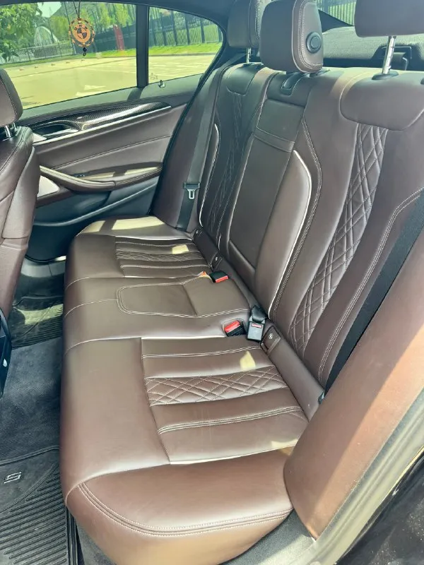 Bmw g30 540 xdrive 🚘 11 месяц 2017 года. привод: полный двигатель: 3.0 b58 st2 500 л. с (кому не нужно, можно отшить в сток) самый надежный мотор b58 + доработан, на кованых поршнях, потенциал мотора 750 л. с в комплекте 2 ключа, основной ключ с экраном. фары, крылья, капот, стойки, часть крыши, ниша под ручками в броне пленке. машина вся в керамике! автомобиль весь в заводском окрасе, за исключение одного крыла, была притертость, бьется до 200 микр ✅комплектация m-sport pro: музыка bowers wlikins, доводчики дверей, старт-стоп, проекция, бесключевой доступ на всех дверях, возможность открытия/закрытия багажника с кнопки, а также система hands-free(ногой), android auto, apple carplay, комфортные сидения с подогревом и вентиляцией, а так же множеством регулировок, черный потолок, руль в алькантаре и многое др. ✅на автомобиле установлен полный м-пакет и заводские м-тормоза, спортивная выхлопная система atm с возможностью регулирования с пульта (тише/громче) установлены откид 📞 звоните: +7(949)4265700 - фотография - 9