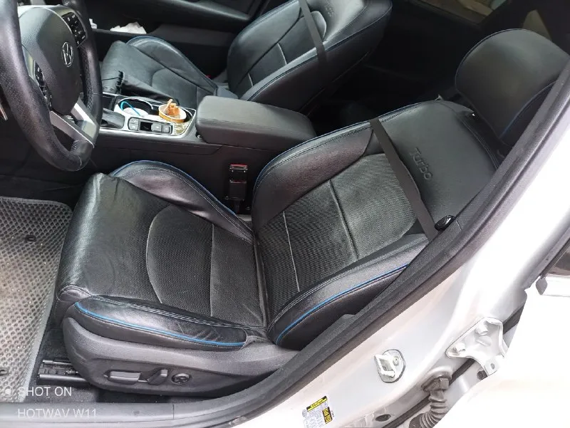 Продам hyundai sonata limited 2019 г. последний год выпуска в этом кузове! двигатель, 2.0 турбо бензин 247 л. с. коробка всеми знакомая и любимая isin 8 ст. без проблем, масло не ест и масляным голоданием не страдает как его младшие братья. в машине все обслужено все работает в штатном режиме как с завода. грубо говоря сел-поехал ещё 5 000 км можно проехать, потом на замену масла фильтров и снова в путь. проехала 116 000 честно пробега! каждый день на худу, так что километраж растет по 15-20 км в день! в машине есть все для комфортного вождения удержание в полосе, адаптивный круиз контроль, обогрев и обдув сидений, память сведений и т. д. ! от машины получит любой человек море удовольствия, хоть то дедушка хоть молодой хулиган! машина для позитивных эмоций! пырялка ещё та. очень нужны деньги 💸💸💸. так бы не продавал. возможен обмен на автомобиль по старше и дешевле очень желательно дизель! цена очень адекватная! за данный вариант! 2,150 🍋 🍋 🍋 +79001220722 / +79493270354 📞 звоните: +7(949)3270354 - фотография - 8