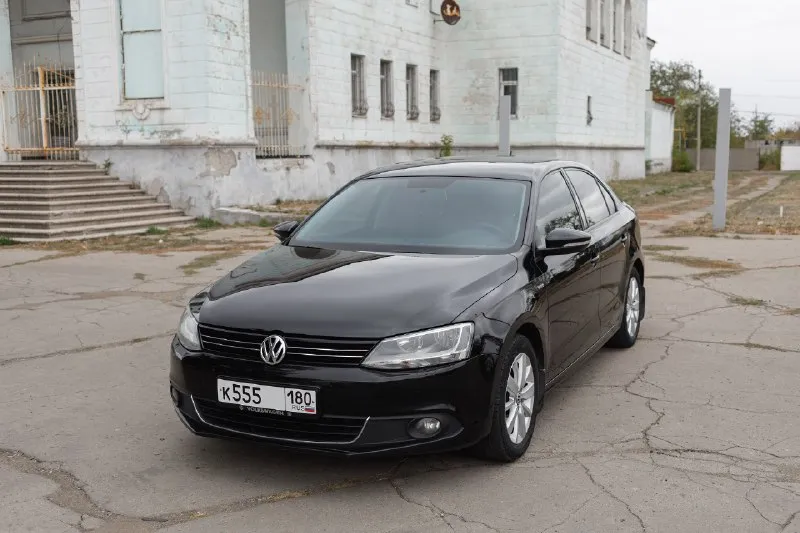 Продам volkswagen jetta 6
Лимитированная серия sochi edition 2014
Двигатель 1.6 + мкпп
Пробег - 195 тыс. Км
Богатая комплектация:
Мультируль, двухзонный климат, комбинированный салон comfortline (передние сидения с лифтами и регулировкой поясничных упоров, задний диван с подлокотником), подогревы сидений и зеркал, охлаждаемый бардачок, парктроники передние и задние, омыватели фар, система контроля давления в шинах, камера заднего вида, хорошая мультимедиа, 8 динамиков.
Два комплекта резины. Два ключа.

Я владелец. На поиски достойного варианта было потрачено много времени и нервов! Кузов без дефектов. Все стекла родные, включая лобовое. Даже оригинальная запаска ни разу не устанавливалась. Состояние салона приятно удивит. Потом сравните с тем, что впаривают под видом "машина в идеале, пробег 150 тыс".
По технической части много чего сделал, устранил все недочеты. Не каждый будет так заморачиваться. При осмотре расскажу подробно. Возможна продажа с номерами за до
📞 Звоните: +7(949)4105949 - фотография - 1
