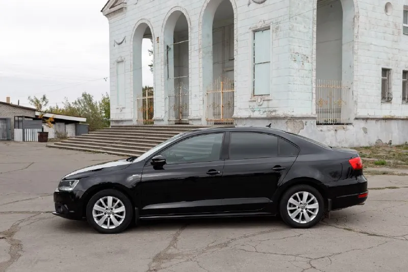 Продам volkswagen jetta 6
Лимитированная серия sochi edition 2014
Двигатель 1.6 + мкпп
Пробег - 195 тыс. Км
Богатая комплектация:
Мультируль, двухзонный климат, комбинированный салон comfortline (передние сидения с лифтами и регулировкой поясничных упоров, задний диван с подлокотником), подогревы сидений и зеркал, охлаждаемый бардачок, парктроники передние и задние, омыватели фар, система контроля давления в шинах, камера заднего вида, хорошая мультимедиа, 8 динамиков.
Два комплекта резины. Два ключа.

Я владелец. На поиски достойного варианта было потрачено много времени и нервов! Кузов без дефектов. Все стекла родные, включая лобовое. Даже оригинальная запаска ни разу не устанавливалась. Состояние салона приятно удивит. Потом сравните с тем, что впаривают под видом "машина в идеале, пробег 150 тыс".
По технической части много чего сделал, устранил все недочеты. Не каждый будет так заморачиваться. При осмотре расскажу подробно. Возможна продажа с номерами за до
📞 Звоните: +7(949)4105949 - фотография - 2