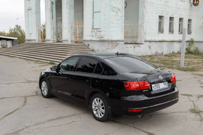 Продам volkswagen jetta 6
Лимитированная серия sochi edition 2014
Двигатель 1.6 + мкпп
Пробег - 195 тыс. Км
Богатая комплектация:
Мультируль, двухзонный климат, комбинированный салон comfortline (передние сидения с лифтами и регулировкой поясничных упоров, задний диван с подлокотником), подогревы сидений и зеркал, охлаждаемый бардачок, парктроники передние и задние, омыватели фар, система контроля давления в шинах, камера заднего вида, хорошая мультимедиа, 8 динамиков.
Два комплекта резины. Два ключа.

Я владелец. На поиски достойного варианта было потрачено много времени и нервов! Кузов без дефектов. Все стекла родные, включая лобовое. Даже оригинальная запаска ни разу не устанавливалась. Состояние салона приятно удивит. Потом сравните с тем, что впаривают под видом "машина в идеале, пробег 150 тыс".
По технической части много чего сделал, устранил все недочеты. Не каждый будет так заморачиваться. При осмотре расскажу подробно. Возможна продажа с номерами за до
📞 Звоните: +7(949)4105949 - фотография - 5