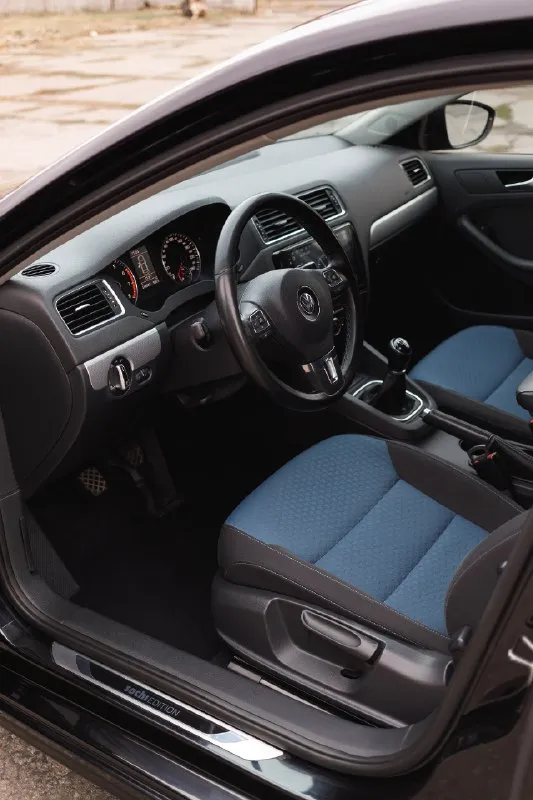 Продам volkswagen jetta 6
Лимитированная серия sochi edition 2014
Двигатель 1.6 + мкпп
Пробег - 195 тыс. Км
Богатая комплектация:
Мультируль, двухзонный климат, комбинированный салон comfortline (передние сидения с лифтами и регулировкой поясничных упоров, задний диван с подлокотником), подогревы сидений и зеркал, охлаждаемый бардачок, парктроники передние и задние, омыватели фар, система контроля давления в шинах, камера заднего вида, хорошая мультимедиа, 8 динамиков.
Два комплекта резины. Два ключа.

Я владелец. На поиски достойного варианта было потрачено много времени и нервов! Кузов без дефектов. Все стекла родные, включая лобовое. Даже оригинальная запаска ни разу не устанавливалась. Состояние салона приятно удивит. Потом сравните с тем, что впаривают под видом "машина в идеале, пробег 150 тыс".
По технической части много чего сделал, устранил все недочеты. Не каждый будет так заморачиваться. При осмотре расскажу подробно. Возможна продажа с номерами за до
📞 Звоните: +7(949)4105949 - фотография - 6