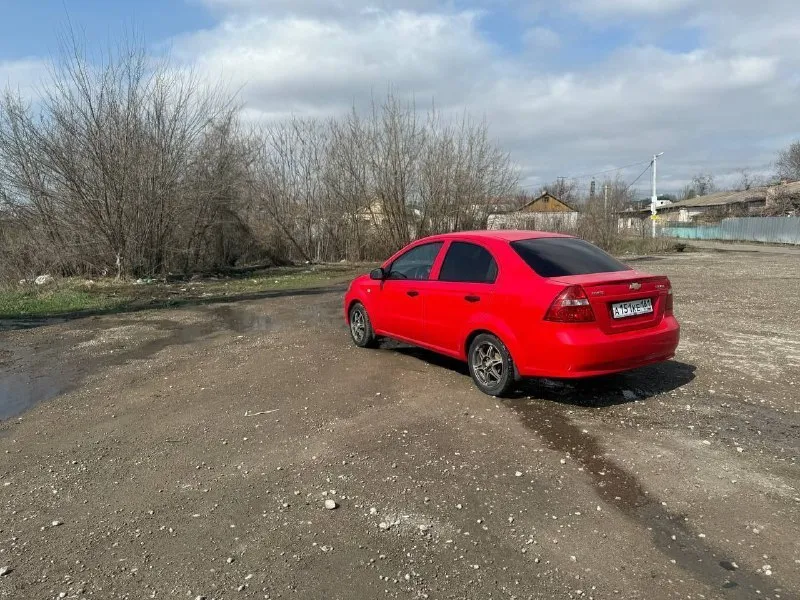 Продам chevrolet авео, 2007. двигатель работает хорошо, коробка хорошо. днище, пороги нечего делать не нужно, все хорошо. комплектация кондиционер ( работает), 2 эсп, гидроусилитель, стоит не плохая музыка (2din). по документам полное переоформление. осмотр мариуполь цена 520 торг у капота. +79498014939 📲 tg: владимир 📞 звоните: +7(949)8014939 - фотография - 2