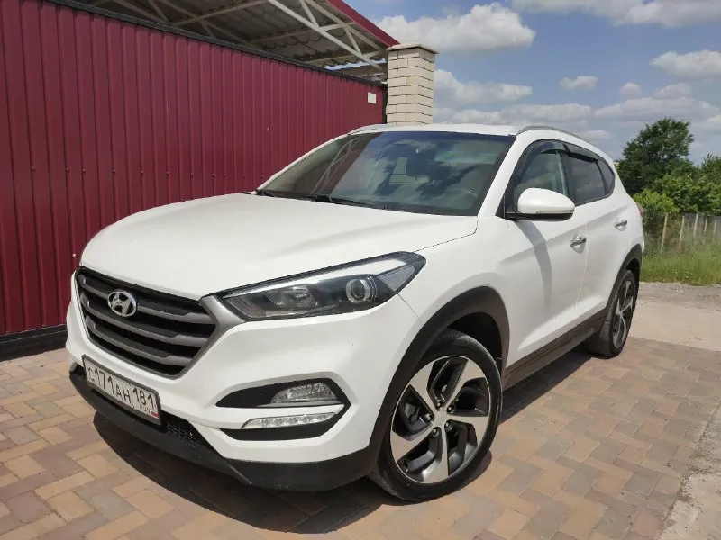 Hyundai tucson 2016 г. в. , пробег 110 000 mi, турбированный бензиновый двигатель 1,6 л, 7-ми ступенчатая автоматическая коробка передач с полным приводом. 1,8 млн. руб. торг уместен. новая зимняя резина в подарок. +79599896887 легкосплавные диски радиусом 17 дюймов; без ключевой доступ; запуск двигателя с кнопки; датчик света с автоматическим включением фар; зеркала с электроприводом складывания; в корпусе наружных зеркал повторители поворота; круиз-контроль с управлением на руле; датчик дождя; двухзонный климат-контроль; датчики парковки сзади; безопасный авто-доводчик стекла водителя; отделка руля и рукоятки коробки передач кожей; самозатемняющееся внутрисалонное зеркало; регулировка поясничного подпора сиденья водителя с электроприводом; теплозащитные лобовое и передние боковые стекла; тонировка задних боковых стекол и стекла задней (пятой) двери; подогрев лобового стекла в зоне покоя стеклоочистителей; abs + ebd (система распределения тормозных усилий); система помощ 📞 звоните: +7(959)9896887 - фотография - 1