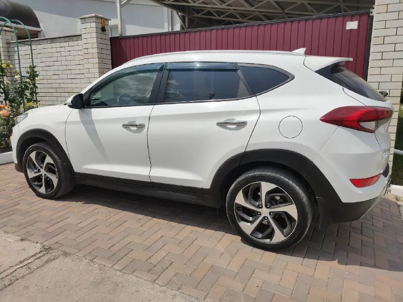 Hyundai tucson 2016 г. в. , пробег 110 000 mi, турбированный бензиновый двигатель 1,6 л, 7-ми ступенчатая автоматическая коробка передач с полным приводом. 1,8 млн. руб. торг уместен. новая зимняя резина в подарок. +79599896887 легкосплавные диски радиусом 17 дюймов; без ключевой доступ; запуск двигателя с кнопки; датчик света с автоматическим включением фар; зеркала с электроприводом складывания; в корпусе наружных зеркал повторители поворота; круиз-контроль с управлением на руле; датчик дождя; двухзонный климат-контроль; датчики парковки сзади; безопасный авто-доводчик стекла водителя; отделка руля и рукоятки коробки передач кожей; самозатемняющееся внутрисалонное зеркало; регулировка поясничного подпора сиденья водителя с электроприводом; теплозащитные лобовое и передние боковые стекла; тонировка задних боковых стекол и стекла задней (пятой) двери; подогрев лобового стекла в зоне покоя стеклоочистителей; abs + ebd (система распределения тормозных усилий); система помощ 📞 звоните: +7(959)9896887 - фотография - 10