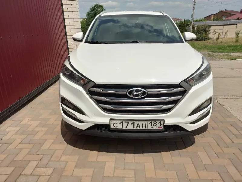 Hyundai tucson 2016 г. в. , пробег 110 000 mi, турбированный бензиновый двигатель 1,6 л, 7-ми ступенчатая автоматическая коробка передач с полным приводом. 1,8 млн. руб. торг уместен. новая зимняя резина в подарок. +79599896887 легкосплавные диски радиусом 17 дюймов; без ключевой доступ; запуск двигателя с кнопки; датчик света с автоматическим включением фар; зеркала с электроприводом складывания; в корпусе наружных зеркал повторители поворота; круиз-контроль с управлением на руле; датчик дождя; двухзонный климат-контроль; датчики парковки сзади; безопасный авто-доводчик стекла водителя; отделка руля и рукоятки коробки передач кожей; самозатемняющееся внутрисалонное зеркало; регулировка поясничного подпора сиденья водителя с электроприводом; теплозащитные лобовое и передние боковые стекла; тонировка задних боковых стекол и стекла задней (пятой) двери; подогрев лобового стекла в зоне покоя стеклоочистителей; abs + ebd (система распределения тормозных усилий); система помощ 📞 звоните: +7(959)9896887 - фотография - 2