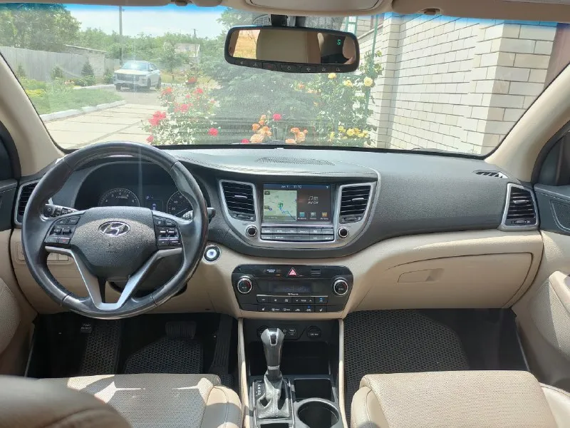Hyundai tucson 2016 г. в. , пробег 110 000 mi, турбированный бензиновый двигатель 1,6 л, 7-ми ступенчатая автоматическая коробка передач с полным приводом. 1,8 млн. руб. торг уместен. новая зимняя резина в подарок. +79599896887 легкосплавные диски радиусом 17 дюймов; без ключевой доступ; запуск двигателя с кнопки; датчик света с автоматическим включением фар; зеркала с электроприводом складывания; в корпусе наружных зеркал повторители поворота; круиз-контроль с управлением на руле; датчик дождя; двухзонный климат-контроль; датчики парковки сзади; безопасный авто-доводчик стекла водителя; отделка руля и рукоятки коробки передач кожей; самозатемняющееся внутрисалонное зеркало; регулировка поясничного подпора сиденья водителя с электроприводом; теплозащитные лобовое и передние боковые стекла; тонировка задних боковых стекол и стекла задней (пятой) двери; подогрев лобового стекла в зоне покоя стеклоочистителей; abs + ebd (система распределения тормозных усилий); система помощ 📞 звоните: +7(959)9896887 - фотография - 3
