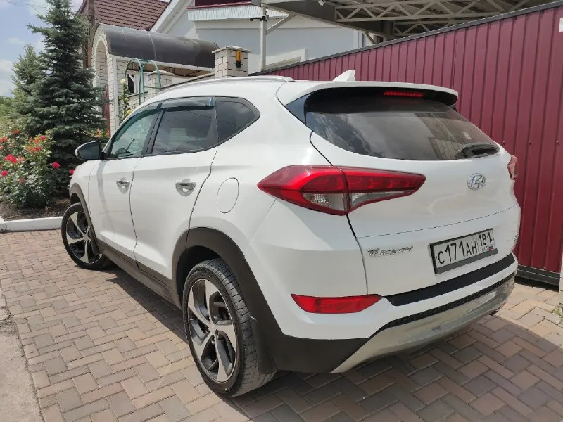 Hyundai tucson 2016 г. в. , пробег 110 000 mi, турбированный бензиновый двигатель 1,6 л, 7-ми ступенчатая автоматическая коробка передач с полным приводом. 1,8 млн. руб. торг уместен. новая зимняя резина в подарок. +79599896887 легкосплавные диски радиусом 17 дюймов; без ключевой доступ; запуск двигателя с кнопки; датчик света с автоматическим включением фар; зеркала с электроприводом складывания; в корпусе наружных зеркал повторители поворота; круиз-контроль с управлением на руле; датчик дождя; двухзонный климат-контроль; датчики парковки сзади; безопасный авто-доводчик стекла водителя; отделка руля и рукоятки коробки передач кожей; самозатемняющееся внутрисалонное зеркало; регулировка поясничного подпора сиденья водителя с электроприводом; теплозащитные лобовое и передние боковые стекла; тонировка задних боковых стекол и стекла задней (пятой) двери; подогрев лобового стекла в зоне покоя стеклоочистителей; abs + ebd (система распределения тормозных усилий); система помощ 📞 звоните: +7(959)9896887 - фотография - 5