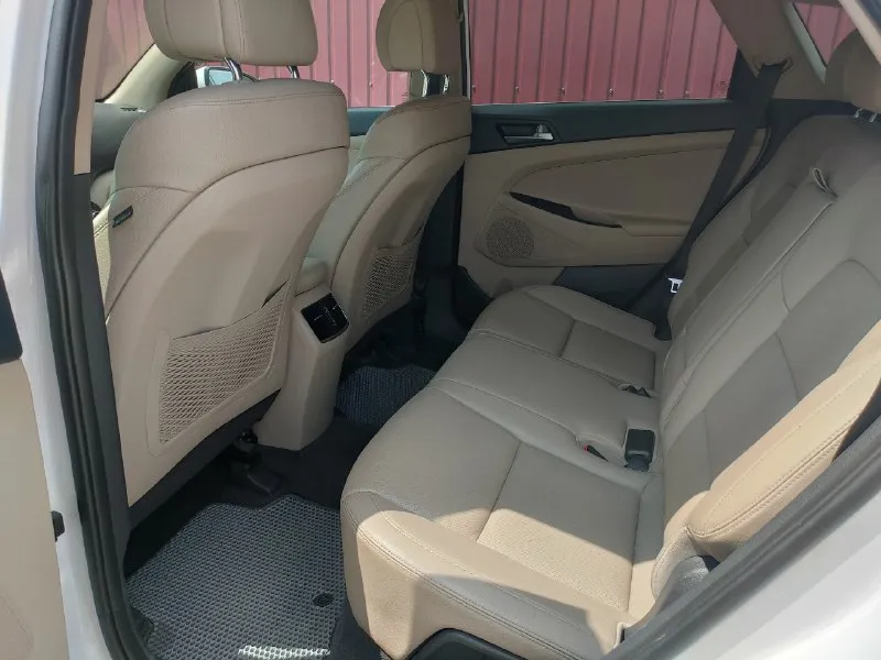 Hyundai tucson 2016 г. в. , пробег 110 000 mi, турбированный бензиновый двигатель 1,6 л, 7-ми ступенчатая автоматическая коробка передач с полным приводом. 1,8 млн. руб. торг уместен. новая зимняя резина в подарок. +79599896887 легкосплавные диски радиусом 17 дюймов; без ключевой доступ; запуск двигателя с кнопки; датчик света с автоматическим включением фар; зеркала с электроприводом складывания; в корпусе наружных зеркал повторители поворота; круиз-контроль с управлением на руле; датчик дождя; двухзонный климат-контроль; датчики парковки сзади; безопасный авто-доводчик стекла водителя; отделка руля и рукоятки коробки передач кожей; самозатемняющееся внутрисалонное зеркало; регулировка поясничного подпора сиденья водителя с электроприводом; теплозащитные лобовое и передние боковые стекла; тонировка задних боковых стекол и стекла задней (пятой) двери; подогрев лобового стекла в зоне покоя стеклоочистителей; abs + ebd (система распределения тормозных усилий); система помощ 📞 звоните: +7(959)9896887 - фотография - 6