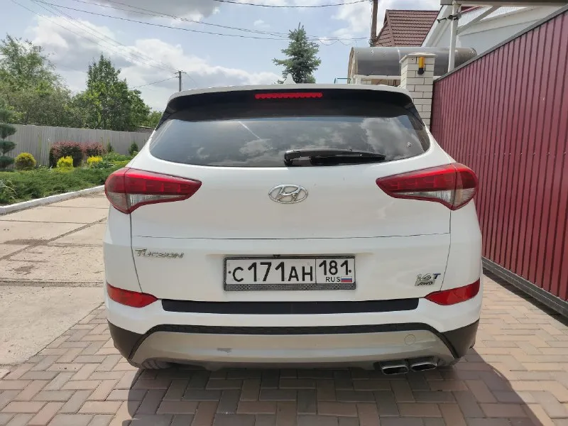 Hyundai tucson 2016 г. в. , пробег 110 000 mi, турбированный бензиновый двигатель 1,6 л, 7-ми ступенчатая автоматическая коробка передач с полным приводом. 1,8 млн. руб. торг уместен. новая зимняя резина в подарок. +79599896887 легкосплавные диски радиусом 17 дюймов; без ключевой доступ; запуск двигателя с кнопки; датчик света с автоматическим включением фар; зеркала с электроприводом складывания; в корпусе наружных зеркал повторители поворота; круиз-контроль с управлением на руле; датчик дождя; двухзонный климат-контроль; датчики парковки сзади; безопасный авто-доводчик стекла водителя; отделка руля и рукоятки коробки передач кожей; самозатемняющееся внутрисалонное зеркало; регулировка поясничного подпора сиденья водителя с электроприводом; теплозащитные лобовое и передние боковые стекла; тонировка задних боковых стекол и стекла задней (пятой) двери; подогрев лобового стекла в зоне покоя стеклоочистителей; abs + ebd (система распределения тормозных усилий); система помощ 📞 звоните: +7(959)9896887 - фотография - 7