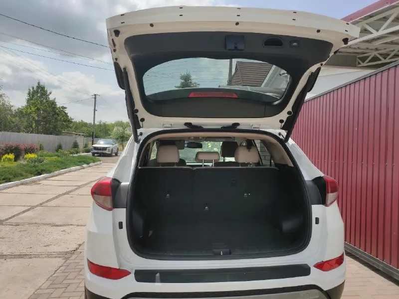 Hyundai tucson 2016 г. в. , пробег 110 000 mi, турбированный бензиновый двигатель 1,6 л, 7-ми ступенчатая автоматическая коробка передач с полным приводом. 1,8 млн. руб. торг уместен. новая зимняя резина в подарок. +79599896887 легкосплавные диски радиусом 17 дюймов; без ключевой доступ; запуск двигателя с кнопки; датчик света с автоматическим включением фар; зеркала с электроприводом складывания; в корпусе наружных зеркал повторители поворота; круиз-контроль с управлением на руле; датчик дождя; двухзонный климат-контроль; датчики парковки сзади; безопасный авто-доводчик стекла водителя; отделка руля и рукоятки коробки передач кожей; самозатемняющееся внутрисалонное зеркало; регулировка поясничного подпора сиденья водителя с электроприводом; теплозащитные лобовое и передние боковые стекла; тонировка задних боковых стекол и стекла задней (пятой) двери; подогрев лобового стекла в зоне покоя стеклоочистителей; abs + ebd (система распределения тормозных усилий); система помощ 📞 звоните: +7(959)9896887 - фотография - 8