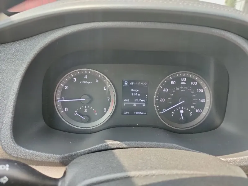 Hyundai tucson 2016 г. в. , пробег 110 000 mi, турбированный бензиновый двигатель 1,6 л, 7-ми ступенчатая автоматическая коробка передач с полным приводом. 1,8 млн. руб. торг уместен. новая зимняя резина в подарок. +79599896887 легкосплавные диски радиусом 17 дюймов; без ключевой доступ; запуск двигателя с кнопки; датчик света с автоматическим включением фар; зеркала с электроприводом складывания; в корпусе наружных зеркал повторители поворота; круиз-контроль с управлением на руле; датчик дождя; двухзонный климат-контроль; датчики парковки сзади; безопасный авто-доводчик стекла водителя; отделка руля и рукоятки коробки передач кожей; самозатемняющееся внутрисалонное зеркало; регулировка поясничного подпора сиденья водителя с электроприводом; теплозащитные лобовое и передние боковые стекла; тонировка задних боковых стекол и стекла задней (пятой) двери; подогрев лобового стекла в зоне покоя стеклоочистителей; abs + ebd (система распределения тормозных усилий); система помощ 📞 звоните: +7(959)9896887 - фотография - 9