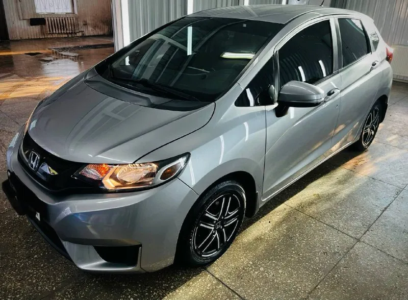 Продам автомобиль honda fit 2017 г. в. объём двс 1,5. состояние отличное, полностью обслужена и вложений не требует. масло двс и акп заменено. летняя + зимняя резина в комплекте. тел: +7(949)9388133 цена :1 250 000 руб. - фотография - 2