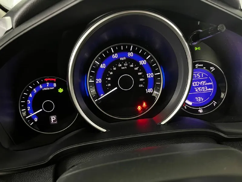 Продам автомобиль honda fit 2017 г. в. объём двс 1,5. состояние отличное, полностью обслужена и вложений не требует. масло двс и акп заменено. летняя + зимняя резина в комплекте. тел: +7(949)9388133 цена :1 250 000 руб. - фотография - 6