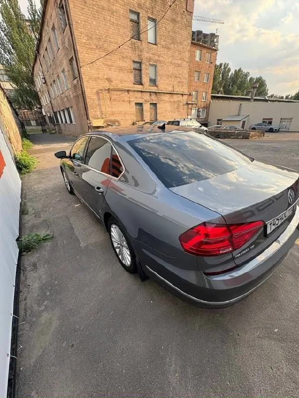 🚗 Volkswagen passat рестайлинг 📅 год: 2016-2017 | ⏱ пробег: 144000 км (родной) ⚙️ двигатель: 1.8 tsi (gen 3) 180 л. С. | коробка: надёжный автомат aisin ✨ предмаксимальная комплектация — есть всё для комфорта и удовольствия: • бесключевой доступ, система start/stop • кожаный салон, люк • новый мультимедиа-экран 8” / 64 гб с carplay и android auto • камера заднего вида • кондиционер • подогрев сидений (3 режима) • мультируль • электропривод и подогрев зеркал • полный электропакет • подушки безопасности • лед свет 🔧 состояние: полностью обслужен, вложений не требует — сел и поехал! Шикарная большая машина 🚙 📷 дополнительные фото и видео — вышлю по запросу. 📄 документы в порядке, учёт рф, переоформление без проблем. 💰 цена: 1 800 000 ₽ (торг у капота) возможна продажа в кредит‼️ 📍 донецк +79493113978 максим
📞 Звоните: +7(949)3113978 - фотография - 1