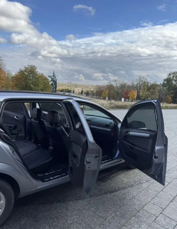 Продам opel astra h универсал 2005 двигатель z18хе, объем 1,8. бензин, механика. за машиной ухаживал. пробег 256000 30000 назад был сделаный поршня новые голова сделана маслосъемные колпачки новые масло не ест ни грамма. авто в отличном состоянии. по технике полностью обслуженный, без вложений. кузов в хорошем состоянии. кондиционер, круиз-контроль, мульти руль, обогрев заднего стекла, обогрев боковых зеркал + зимняя резина. любые проверки на вашем сто. я собственник любое переоформление штрафов запретов нет ! один владелец птс оригинал ! цена 800 000 торг на месте !!! +79490833154 олег донецк 📞 звоните: +7(949)0833154 - фотография - 8