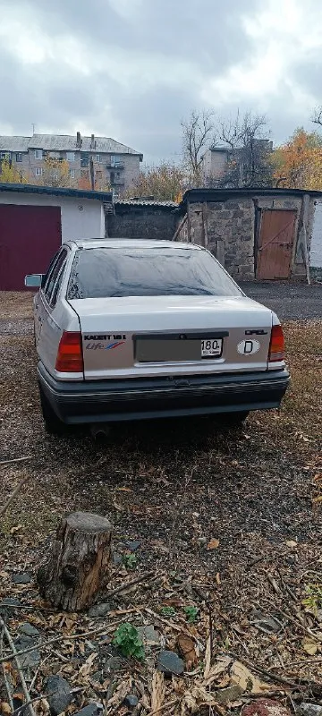 Предлагаю авто: opel кадетт е 1990 г. в. владею авто с 2017г. и являюсь 2м хозяином за все время с момента ввоза в1997г. гаражное хранение, бережное отношение, салон в идеальном состоянии, по железу все хорошо, просторный багажник. по машине делать ничего не нужно – все уже сделано до вас:- двс 1.6 (масло не ест, течей нет), примерно 3т. км назад заменил масло, фильтр, прокладку поддона и крышки клапанов. также новые б/провода и свечи. - кпп f13 (5ти ступка) примерно 7т. км назад была ревизия: замена вала 4-5 скоростей, сальников, выжимного подшипника, масла. - система впрыска топлива примерно 10т. км назад поставил новый карбюратор солекс. - тормозная система примерно 1т. км назад замена: тормозные колодки, перед блины, перед тормозные трубки, зад цилиндры, главный тормозной цилиндр, тормозная жидкость. - акб примерно 6т. км назад поставил новый. дополнительно:сигнализация «alligator», видеорегистратор и камера заднего вида «eplutus», 2а ряда птф. с авто отдам запасной 📞 звоните: +7(949)4171037 - фотография - 2
