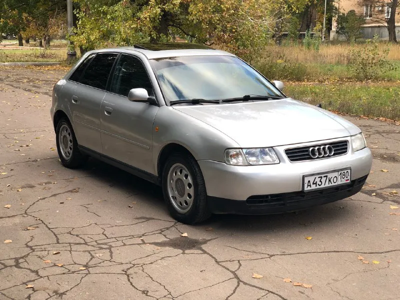 Продам audi a3 8l 1999 года. audi а3🔥 1.6 бензин кпп - автомат родной пробег 252000 км автомобиль местный, был на укр регистрации. один владелец по птс и последние 15 лет в одних руках. все работает исправно. без дтп, все стекла заводские, включая лобовое. комплектация: abs, esp, электро зеркала с подогревом. 2 подушки безопасности. круиз контроль. 4 автоматических стеклоподъемника, климат контроль заправлен, холодит и греет отлично, бортовой компьютер. электро люк. мотор работает штатно, дыма и посторонних звуков нет. 4 поколения вписано в птс. машина обслужена и без вложений, сел-поехал. документы чистые и в порядке, птс, стс, дкп все на руках. цена: 465 000₽ +79494046232 осмотр: макеевка 📞 звоните: +7(949)4046232 - фотография - 1
