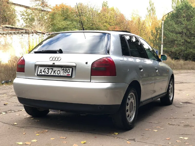 Продам audi a3 8l 1999 года. audi а3🔥 1.6 бензин кпп - автомат родной пробег 252000 км автомобиль местный, был на укр регистрации. один владелец по птс и последние 15 лет в одних руках. все работает исправно. без дтп, все стекла заводские, включая лобовое. комплектация: abs, esp, электро зеркала с подогревом. 2 подушки безопасности. круиз контроль. 4 автоматических стеклоподъемника, климат контроль заправлен, холодит и греет отлично, бортовой компьютер. электро люк. мотор работает штатно, дыма и посторонних звуков нет. 4 поколения вписано в птс. машина обслужена и без вложений, сел-поехал. документы чистые и в порядке, птс, стс, дкп все на руках. цена: 465 000₽ +79494046232 осмотр: макеевка 📞 звоните: +7(949)4046232 - фотография - 2