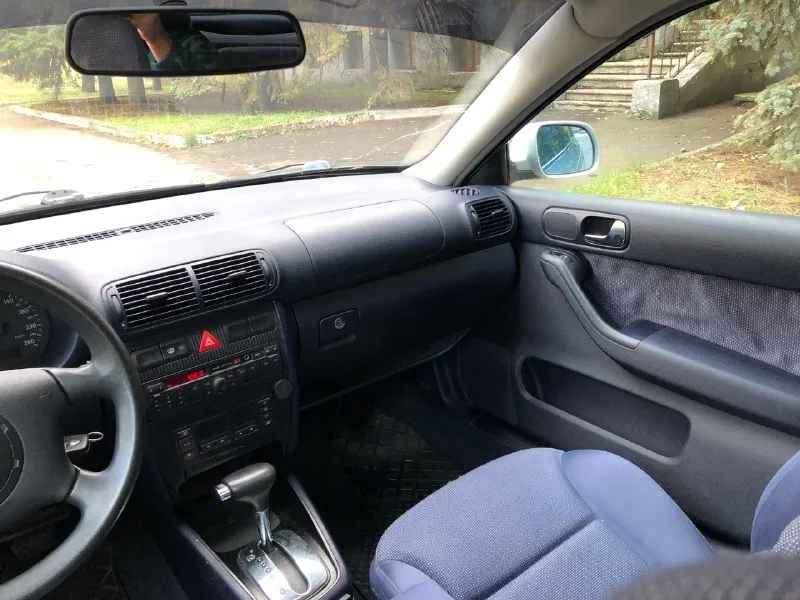 Продам audi a3 8l 1999 года. audi а3🔥 1.6 бензин кпп - автомат родной пробег 252000 км автомобиль местный, был на укр регистрации. один владелец по птс и последние 15 лет в одних руках. все работает исправно. без дтп, все стекла заводские, включая лобовое. комплектация: abs, esp, электро зеркала с подогревом. 2 подушки безопасности. круиз контроль. 4 автоматических стеклоподъемника, климат контроль заправлен, холодит и греет отлично, бортовой компьютер. электро люк. мотор работает штатно, дыма и посторонних звуков нет. 4 поколения вписано в птс. машина обслужена и без вложений, сел-поехал. документы чистые и в порядке, птс, стс, дкп все на руках. цена: 465 000₽ +79494046232 осмотр: макеевка 📞 звоните: +7(949)4046232 - фотография - 7