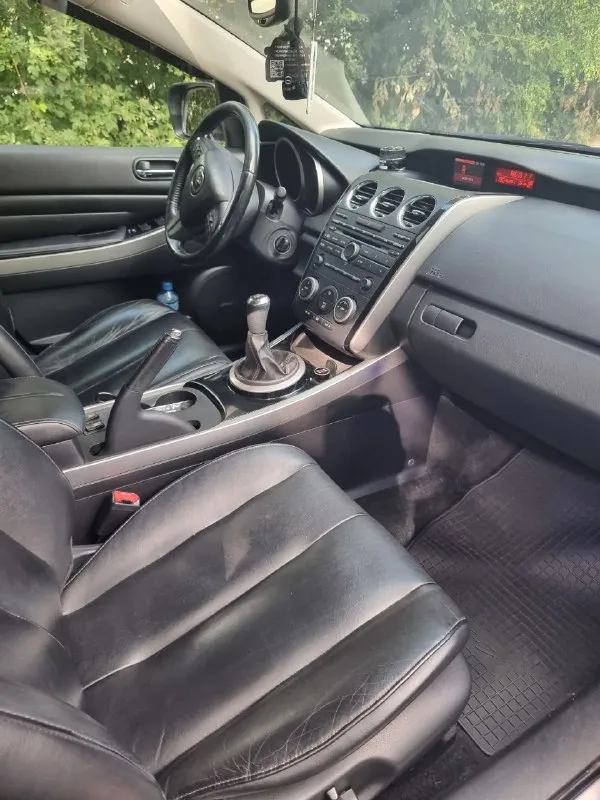 Продам: mazda сх-7, 2.2 турбодизель, 2011г. в пробег: 142000км. , ухоженное состояние, коробка механика 6 - ступ. , полный привод, безключевой досуп, климат контроль, камера, электро сидения, зеркал; омыватель фар; чёрный кож. салон, подогрев сидений, зеркал, заднего стекла; датчики света, дождя, мёртвых зон, давления шин; системы устойчивости, заноса, пробуксовки, торможения. заменены масло в коробке, редукторе, раздатке; тормозные диски с кододками. в комплекте сервисные запчасти. есть зимняя резина. мариуполь. цена: 1400000руб. тел. +79497260663 📲 tg: андрей валериевич 📞 звоните: +7(949)7260663 - фотография - 3