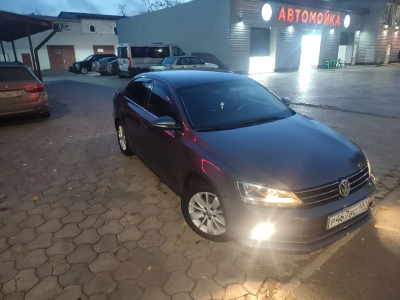 Продам свой автомобиль фольксваген джета 6 официальный европейка 2016 г объем 1.6 автомат пробег 70.000 т один хозяин собственник машина мариупольская гаражное хранения вся в заводской краски не одна деталь не снималась состояние нового авто два ключа книга кожаный салон двух зоный климат контроль цена 2.0 млн т +79497244690 - фотография - 1