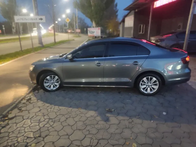 Продам свой автомобиль фольксваген джета 6 официальный европейка 2016 г объем 1.6 автомат пробег 70.000 т один хозяин собственник машина мариупольская гаражное хранения вся в заводской краски не одна деталь не снималась состояние нового авто два ключа книга кожаный салон двух зоный климат контроль цена 2.0 млн т +79497244690 - фотография - 2