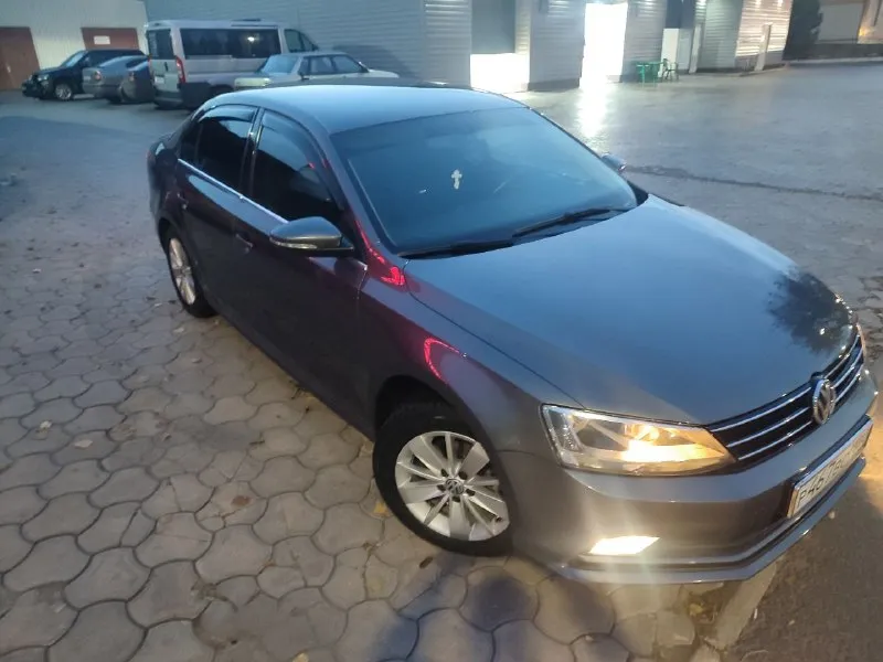 Продам свой автомобиль фольксваген джета 6 официальный европейка 2016 г объем 1.6 автомат пробег 70.000 т один хозяин собственник машина мариупольская гаражное хранения вся в заводской краски не одна деталь не снималась состояние нового авто два ключа книга кожаный салон двух зоный климат контроль цена 2.0 млн т +79497244690 - фотография - 3