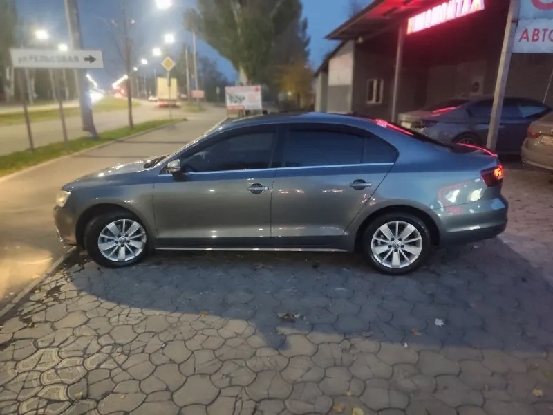 Продам свой автомобиль фольксваген джета 6 официальный европейка 2016 г объем 1.6 автомат пробег 70.000 т один хозяин собственник машина мариупольская гаражное хранения вся в заводской краски не одна деталь не снималась состояние нового авто два ключа книга кожаный салон двух зоный климат контроль цена 2.0 млн т +79497244690 - фотография - 4